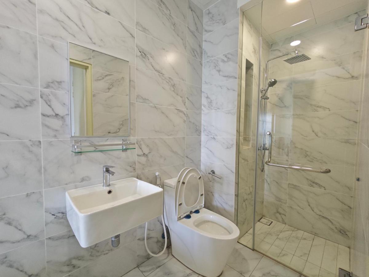 Trevor Bathtub Imperio Seaview Jonker5min Apartment